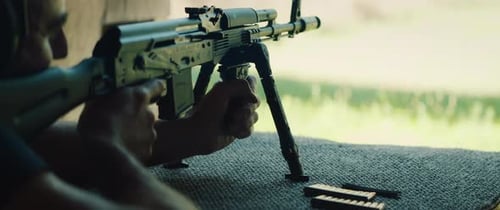 El tirador dispara el rifle desde posición prona en el campo de tiro al aire libre