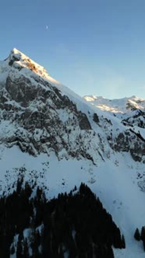 Drone aérien Fronalpstock, sommet des Alpes glaronaises, nature et hauts plateaux, Suisse, Europe