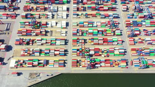Containerschiff für Import, Export und Geschäftslogistik, Mit dem Kran, Handelshafen, Versand von Fracht zum Hafen