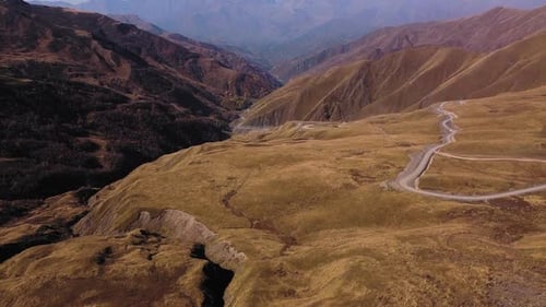 O drone sobrevoa a estrada passando nas montanhas