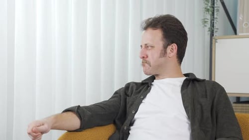 Deprimierter Mann zu Hause.