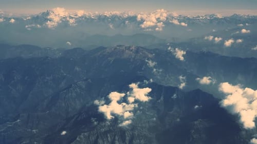 Luftaufnahme von Bergen und Wolken, Nepal.