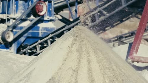 Details der Steinzerkleinerungsanlage in der Bergbaufabrik. Nahaufnahme. Maschinen für den Steinbruchbergbau. slow m