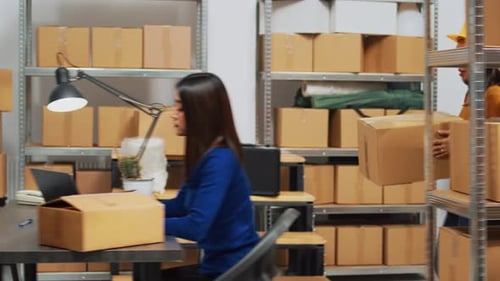 Team von Mitarbeitern, die Pakete für die Lagerlogistik auspacken