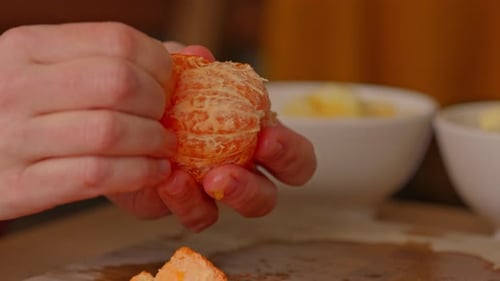 Éplucher et segmenter une mandarine