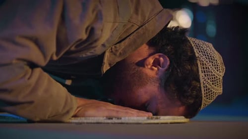 Muslimischer Mann betet nachts in Sujood