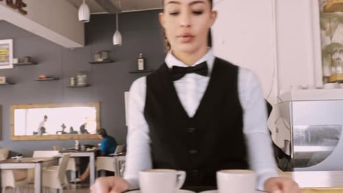 Breites Steadicam-Video von Kellner und Kaffee auf einem Tablett im Gehen
