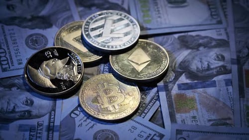 Bitcoin, BTC et Altcoins sur fond de billets de banque en dollars Fiat, pivotent en gros plan