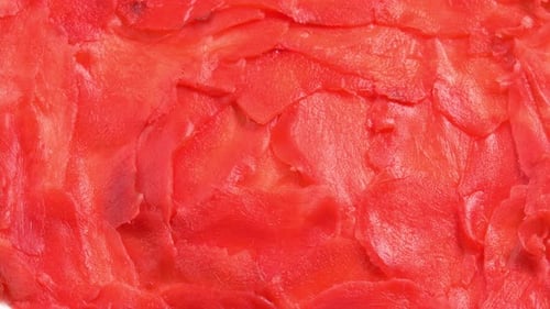 Le gingembre mariné rouge pour les rouleaux de sushi tourne comme le fond pour les restaurants, les bars, la restauration publique