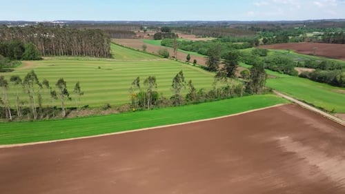 Panorama-Luftaufnahme von landwirtschaftlichen Feldern in der Nähe einer ländlichen Stadt.