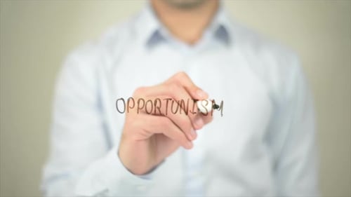 Opportunismus, Mann schreibt auf transparentem Bildschirm