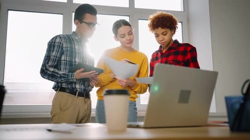 Empresários multiétnicos e diversos colegas trabalham juntos no escritório próximo ao local de trabalho