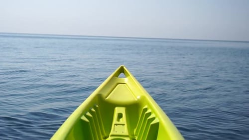 Vista de baixo ângulo da superfície da água do mar a câmera de caiaque sobrevoa a água verde clara do mar Ninguém