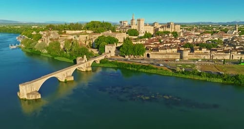 Vista aérea de la ciudad francesa de Aviñón en el río Ródano en Provenza con arquitectura medieval en