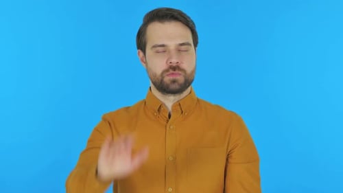 Stoppgeste eines Mannes auf blauem Hintergrund, Portrait