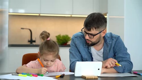 Padre e hijo aprenden a dibujar viendo la lección de dibujo en una tableta en Internet