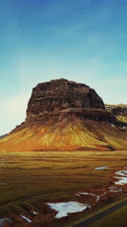 Vertikale Video-Luftaufnahme des fantastischen Berggipfels