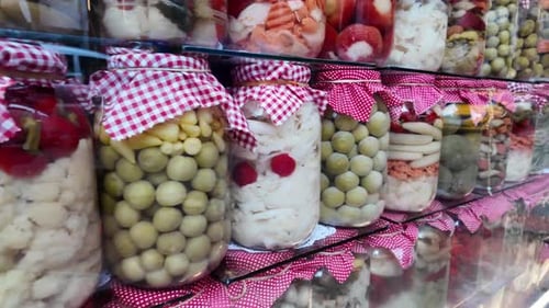 Bocaux colorés remplis de fruits et légumes en conserve