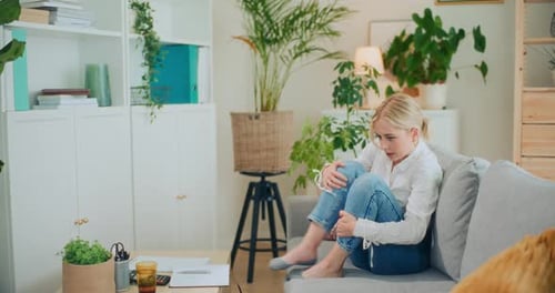 Une fille blessée et stressée n'a pas d'argent