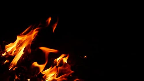 Feuer, brennender Stock, der gelbe Flamme auf dunklem Hintergrund freisetzt