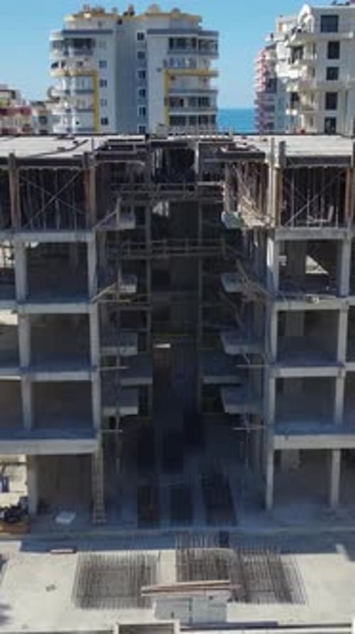 Vídeo vertical Ingenieros y trabajadores cualificados están ensamblando una imponente grúa para levantarla