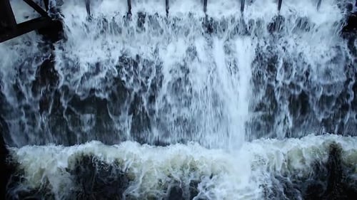 Agua que sale de una gran presa. Presa de desbordamiento. Descargá el agua de la presa. Gran corriente de agua