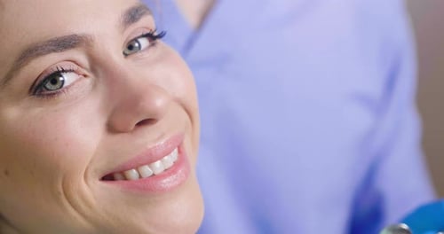 In einer professionellen Praxis überprüft eine Zahnärztin das Gebiss der Patientin und sie ist damit zufrieden
