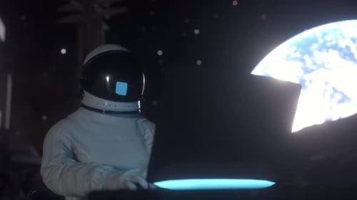 Astronauta trabalha em seu laptop científico em uma colônia espacial