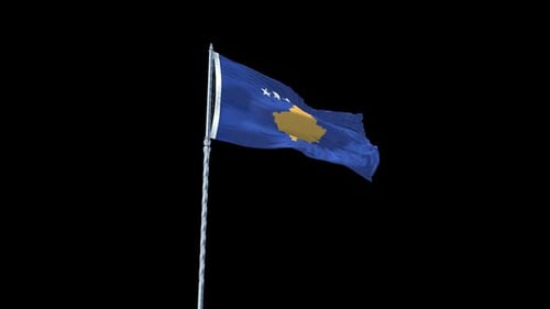 Realistisch wehende Flagge des Kosovo mit Himmel und Alphakanal