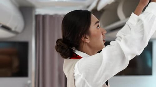 Belles hôtesses de bord asiatiques fermant les bagages de l'armoire