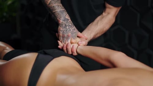 Entspannende Handmassage. Ein professioneller Masseur knetet die Hände eines Kunden