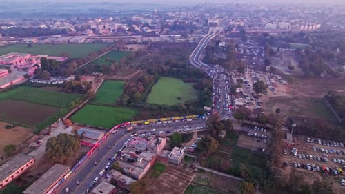 route d'Ayodhya Dham avec aire de stationnement, terres agricoles et ASHRAM UDASIN SANGAT RISHI en journée, o