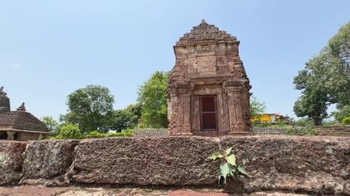 Les anciens temples hindous en pierre d'Amarkantak, construits par le roi Kalachuri Karnadeva