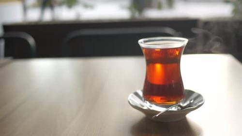 Traditioneller türkischer Tee auf weißem Tisch