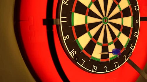 Drei Darts werden auf die Dartscheibe geworfen. Der erste Dart traf 19, der zweite Treffer 19 und der dritte
Treffer