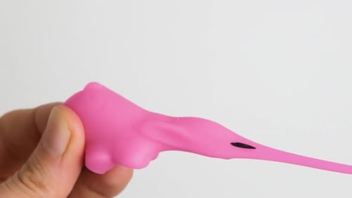 Les mains jouent avec l'antistress