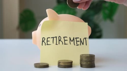 Mettre des pièces à la main dans une tirelire avec étiquette Retraite Save Money for Pension