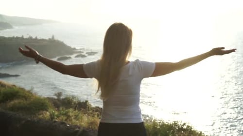 Junges Mädchen entspannt und meditiert vor dem Meer - Millennial