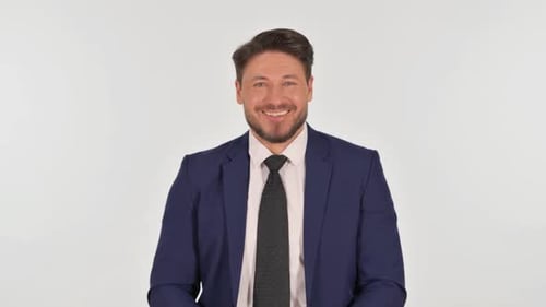 Retrato de hombre de negocios sonriente sobre fondo blanco