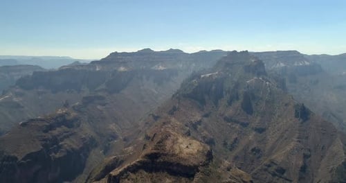 Toma aérea del épico Cañón de Urique en Divisadero, región del Cañón del Cobre, Chihuahua.