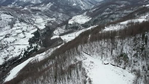 Schneebedeckte Berge aus der Luft
