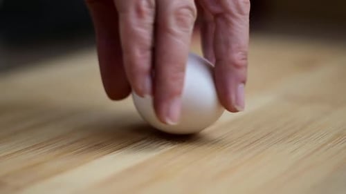 Chicken Egg Spin in Zeitlupe