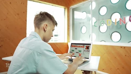 Rückansicht eines Gymnasiasten, der an Laptop-Analysedaten arbeitet. Erbauung