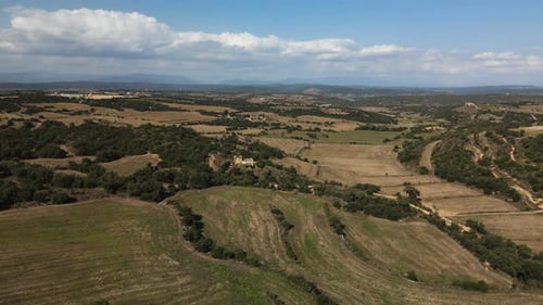 Champs incultes à Lleida avec une ferme au milieu
