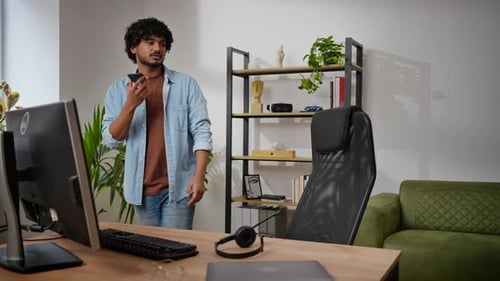 El desarrollador de software de Hindus se comunica con un cliente habitual