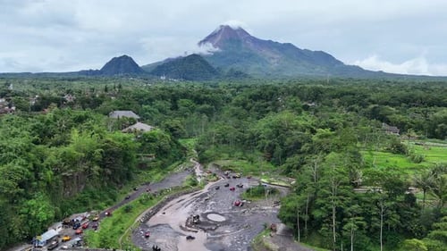 Majestätische Gipfel des Merapi-Vulkans mit Wolken am frühen Morgen