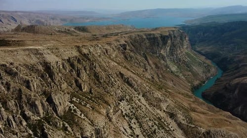 Canyon de Sulak au Daghestan avec des rivières de montagne aux eaux turquoises