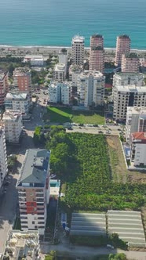 Vista aérea de casas nuevas con fachadas blancas brillantes que se elevan cerca del Mediterráneo