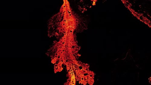 Luftbild von Lava, die ausbricht und aus einem Berg fließt, Island