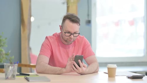 Mann surft auf dem Smartphone im Internet